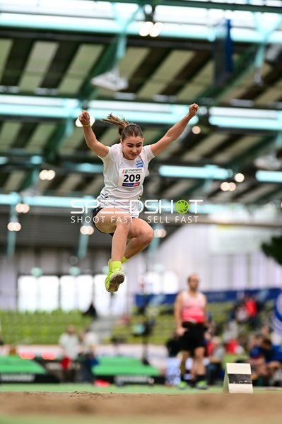 Weitsprung im Glaspalast