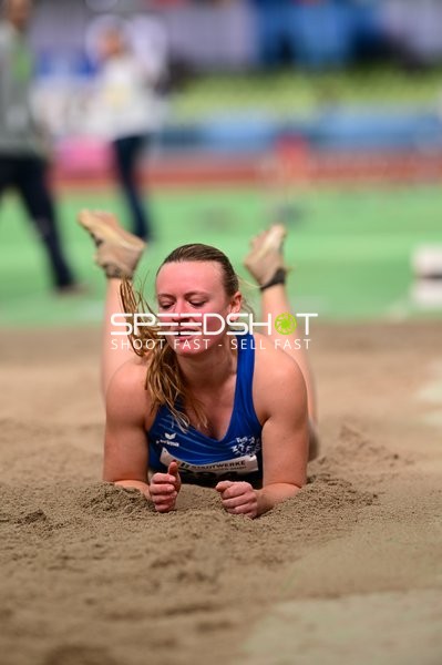Athletin beim Weitsprung im Glaspalast