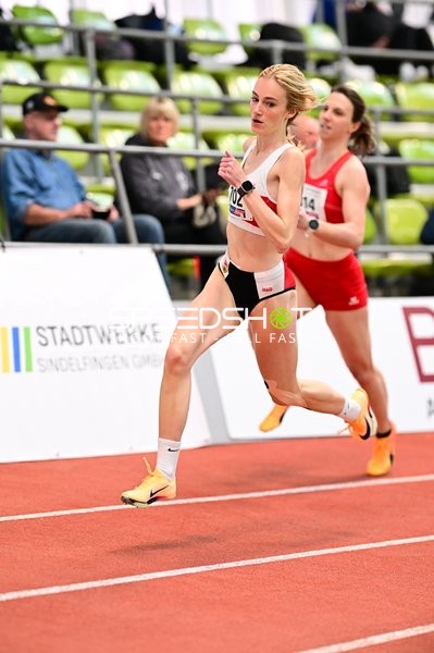 Athletin mit Startnummer 702 in Aktion