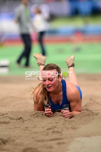Athletin beim Weitsprung im Glaspalast