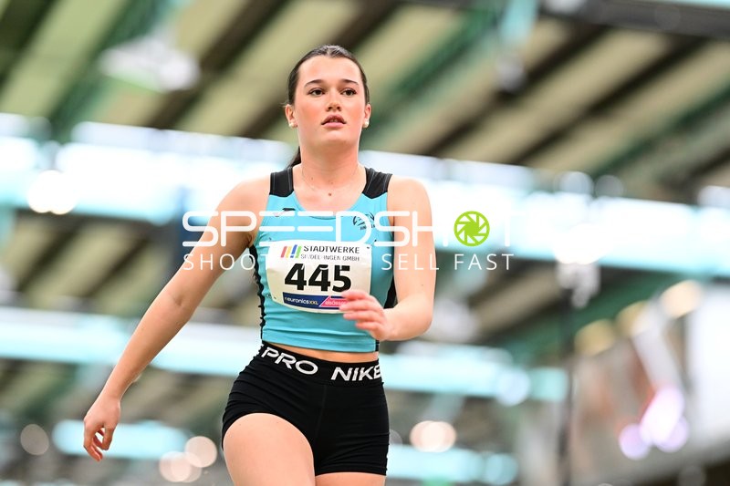 Athletin mit Startnummer 445 in Aktion