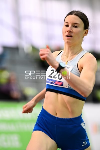 Athletin mit Startnummer 220 in Aktion