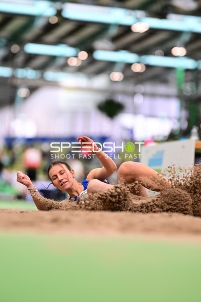 Athletin beim Weitsprung im Glaspalast