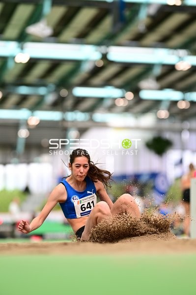 Weitsprung im Glaspalast