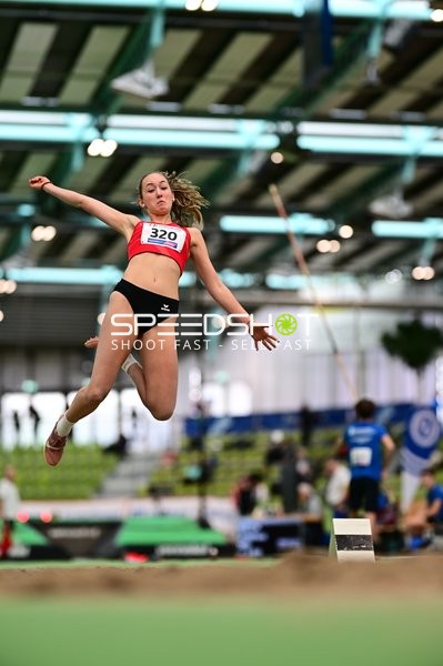 Weitsprung im Glaspalast