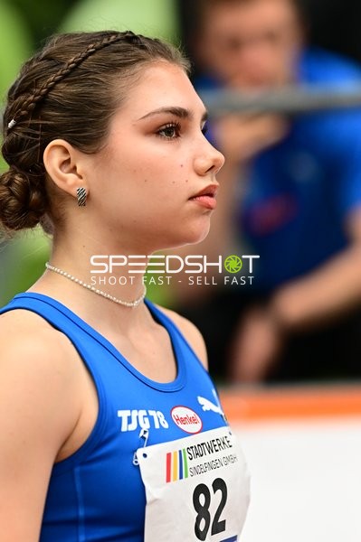 Athletin mit Startnummer 82 fokussiert