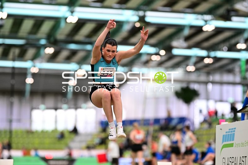 Athletin mit Startnummer 445 im Weitsprung