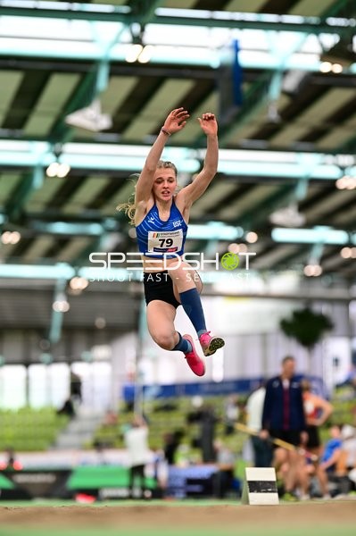 Athletin mit Nummer 79 beim Weitsprung