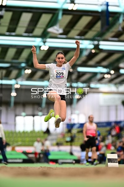 Athletin mit Startnummer 209 beim Weitsprung