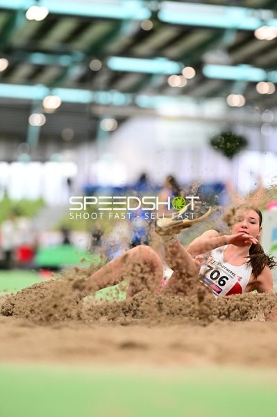 Athletin mit Startnummer 706 im Weitsprung