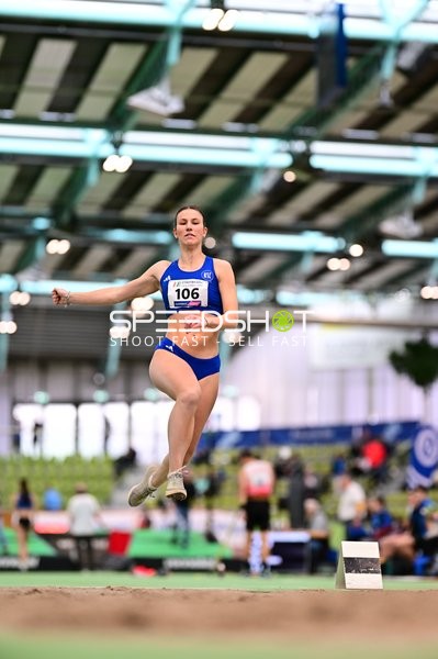 Athletin mit Nummer 106 beim Weitsprung