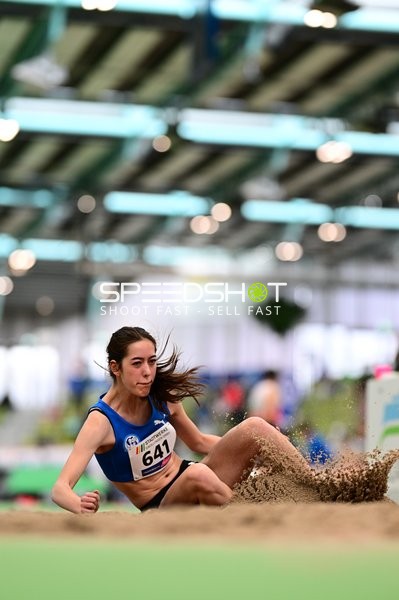 Athletin mit Startnummer 641 im Weitsprung