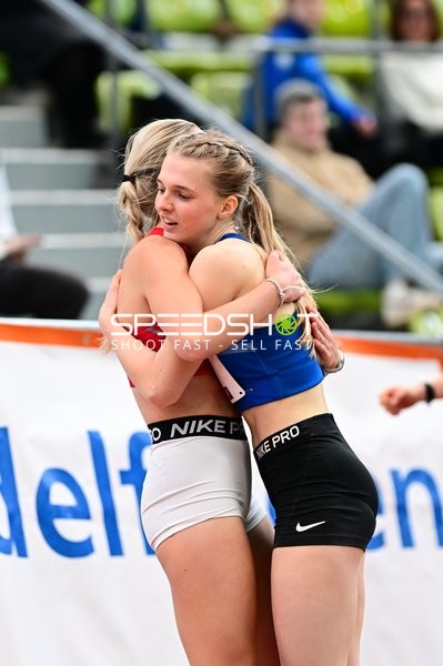 Athletinnen umarmen sich im Glaspalast