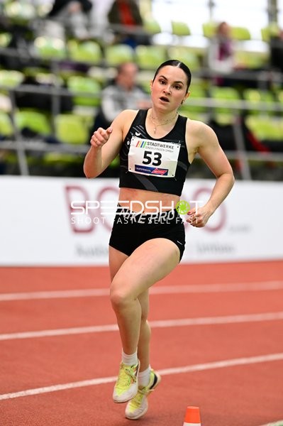 Athletin mit Startnummer 53 in Aktion