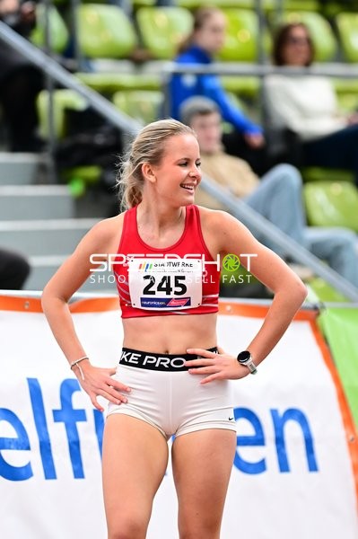 Athletin mit Startnummer 245 im Glaspalast