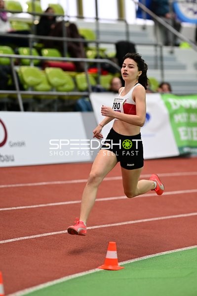 Athletin mit Startnummer 780 in Aktion