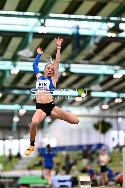 Athletin mit Startnummer 618 im Sprung