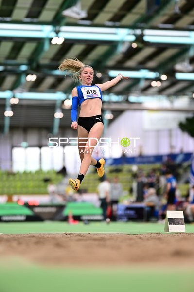 Athletin mit Startnummer 618 beim Weitsprung