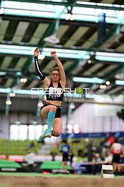 Startnummer 57 beim Weitsprung