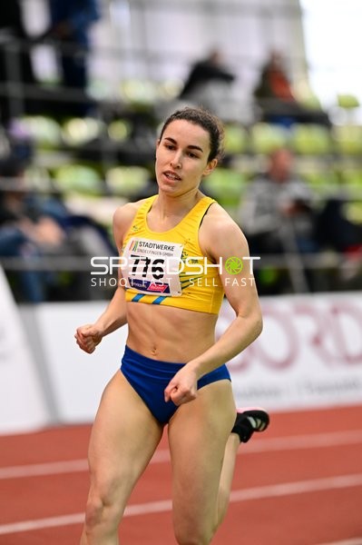 Athletin mit Startnummer 776 im Lauf