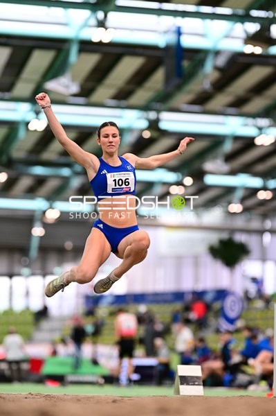 Athletin mit Nummer 106 beim Weitsprung