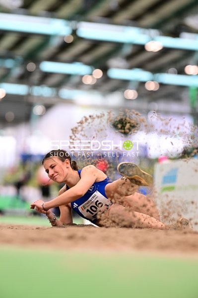 Athletin beim Weitsprung im Glaspalast