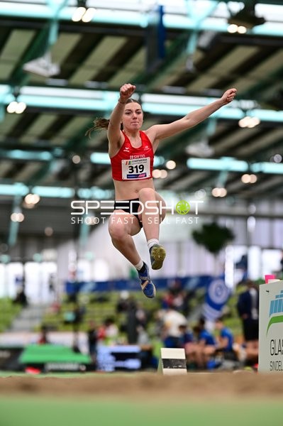 Athletin mit Startnummer 319 beim Weitsprung