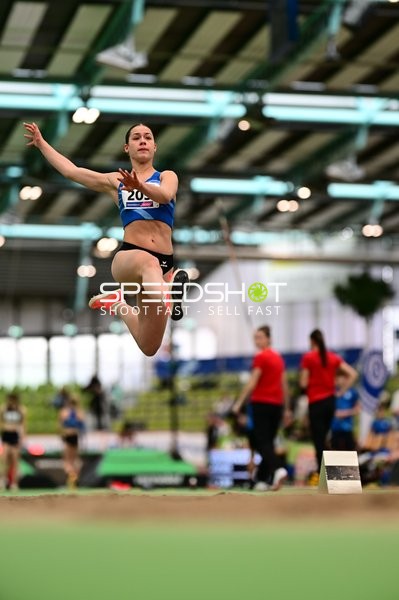 Athletin beim Weitsprung im Glaspalast