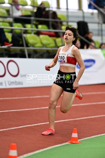 Athletin mit Startnummer 780 im Lauf