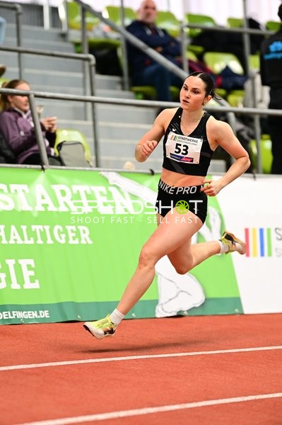 Athletin mit Startnummer 53 in Aktion