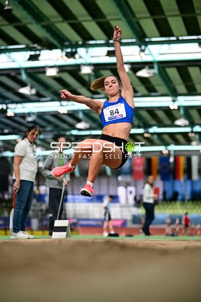 Weitsprung mit Startnummer 84