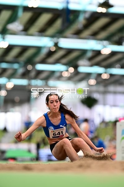 Athletin mit Startnummer 641 im Weitsprung