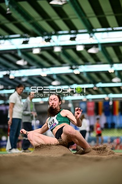 Athletin mit Startnummer 559 im Weitsprung