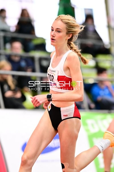 Athletin mit Startnummer 702 in Aktion