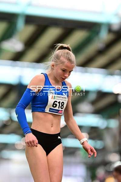 Athletin mit Startnummer 618 im Glaspalast