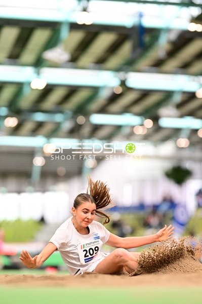 Athletin mit Startnummer 209 im Weitsprung