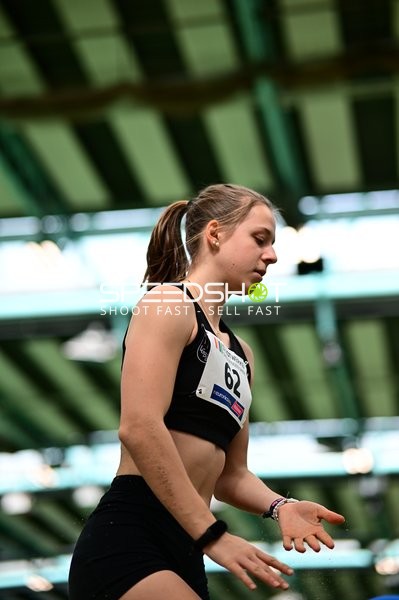 Athletin mit Startnummer 62 in Aktion