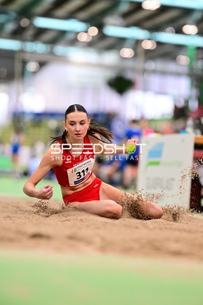 Athletin mit Startnummer 311 im Weitsprung