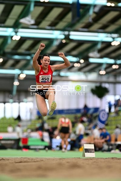 Startnummer 450 beim Weitsprung