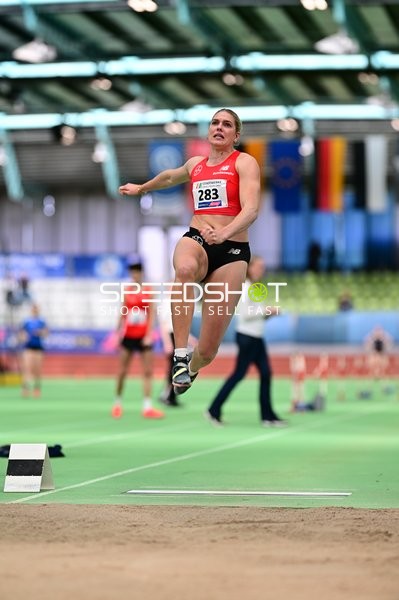 Athletin mit Nummer 283 beim Weitsprung