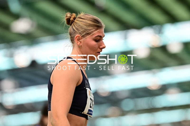 Athletin mit Startnummer 216 im Fokus