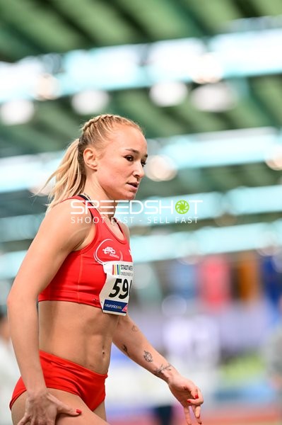 Athletin mit Startnummer 591 in Aktion