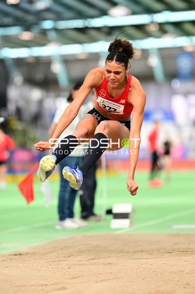 Weitsprung im Glaspalast