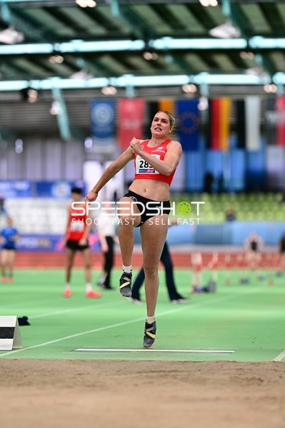 Weitsprung im Glaspalast