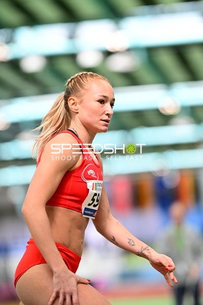 Athletin mit Startnummer 59 in Aktion