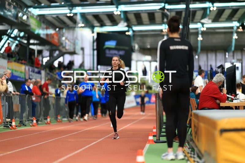 Athletin läuft im Glaspalast