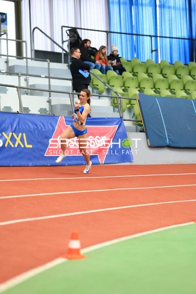 Athletin läuft im Glaspalast