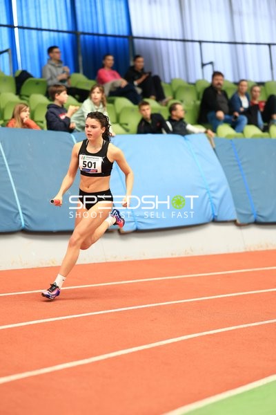 Athletin mit Staffelstab im Glaspalast