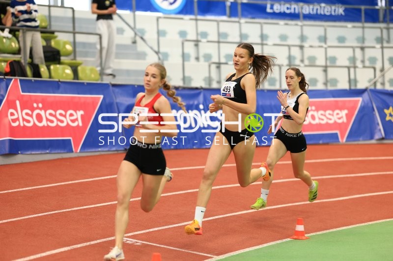 Athletinnen laufen im Glaspalast