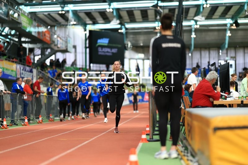 Athletin läuft im Glaspalast